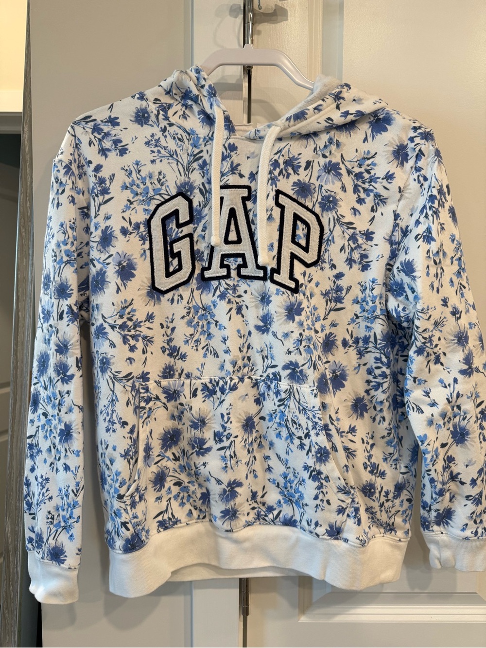 GAP White Hoodie with Blue Floral Print - Men's Crewneck